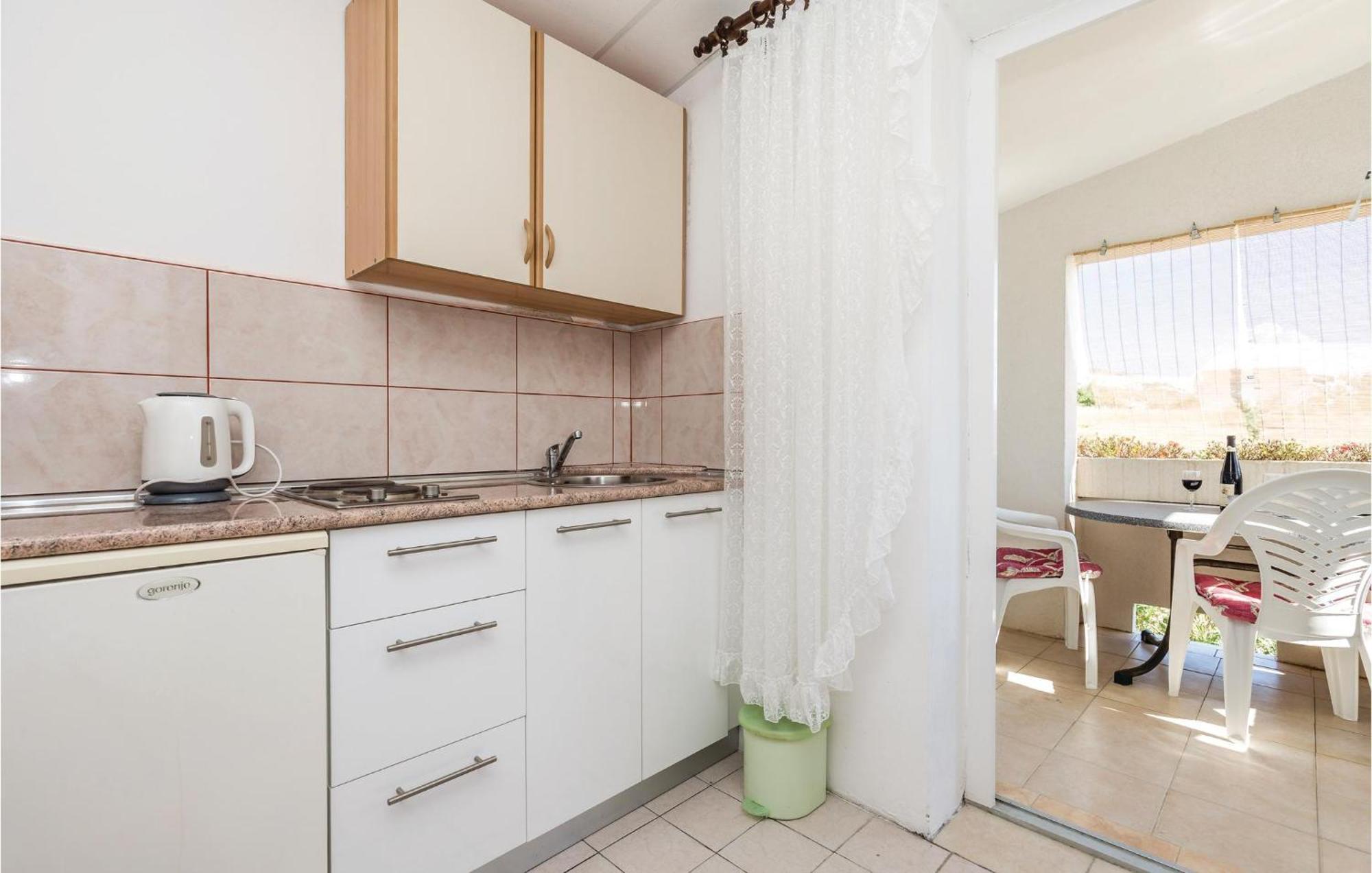 Awesome Apartment In Dinjiska With Kitchen Exterior photo